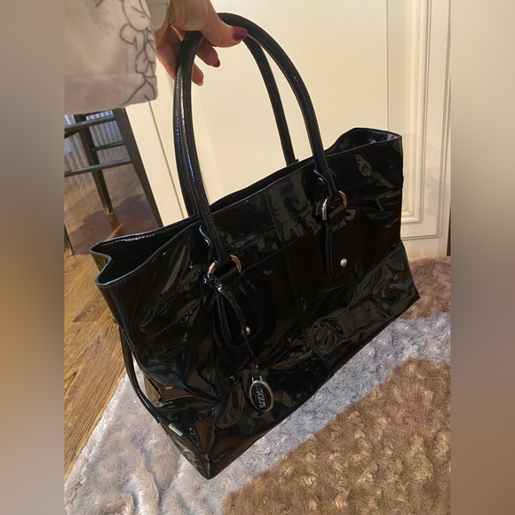 TOD’S black patent leather tote bag with silver tab (75933). - Picture 4 of 10